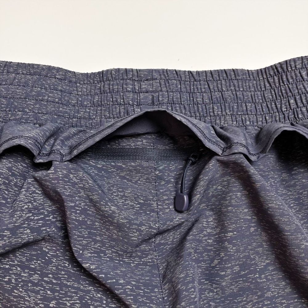 Lorna Jane Zip It Perforated Run Short Lined Grey Foil XXL - Picture 7 of 9